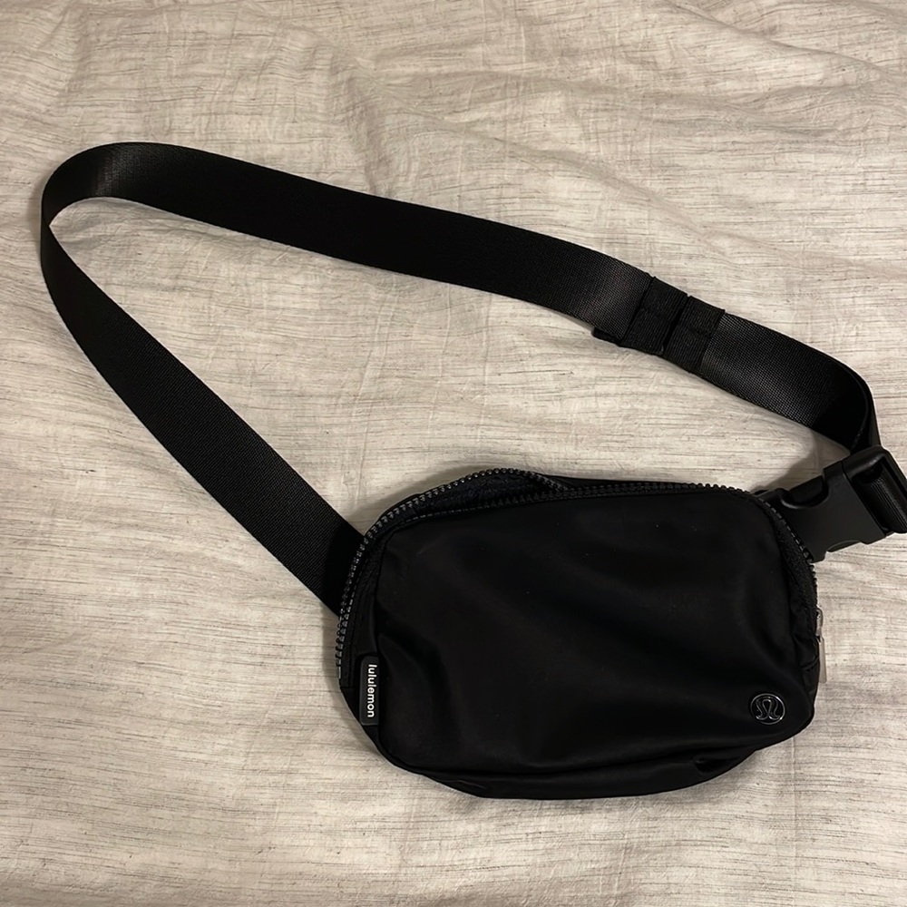 Lululemon O/S everywhere belt bag. One size, black, 2 zipper compartments.